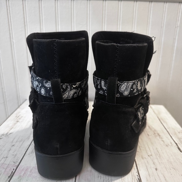 BoohooMan Men’s Size 9 Bandana Chelsea Cowboy Boots Chain Detail Black Suede - Picture 9 of 13